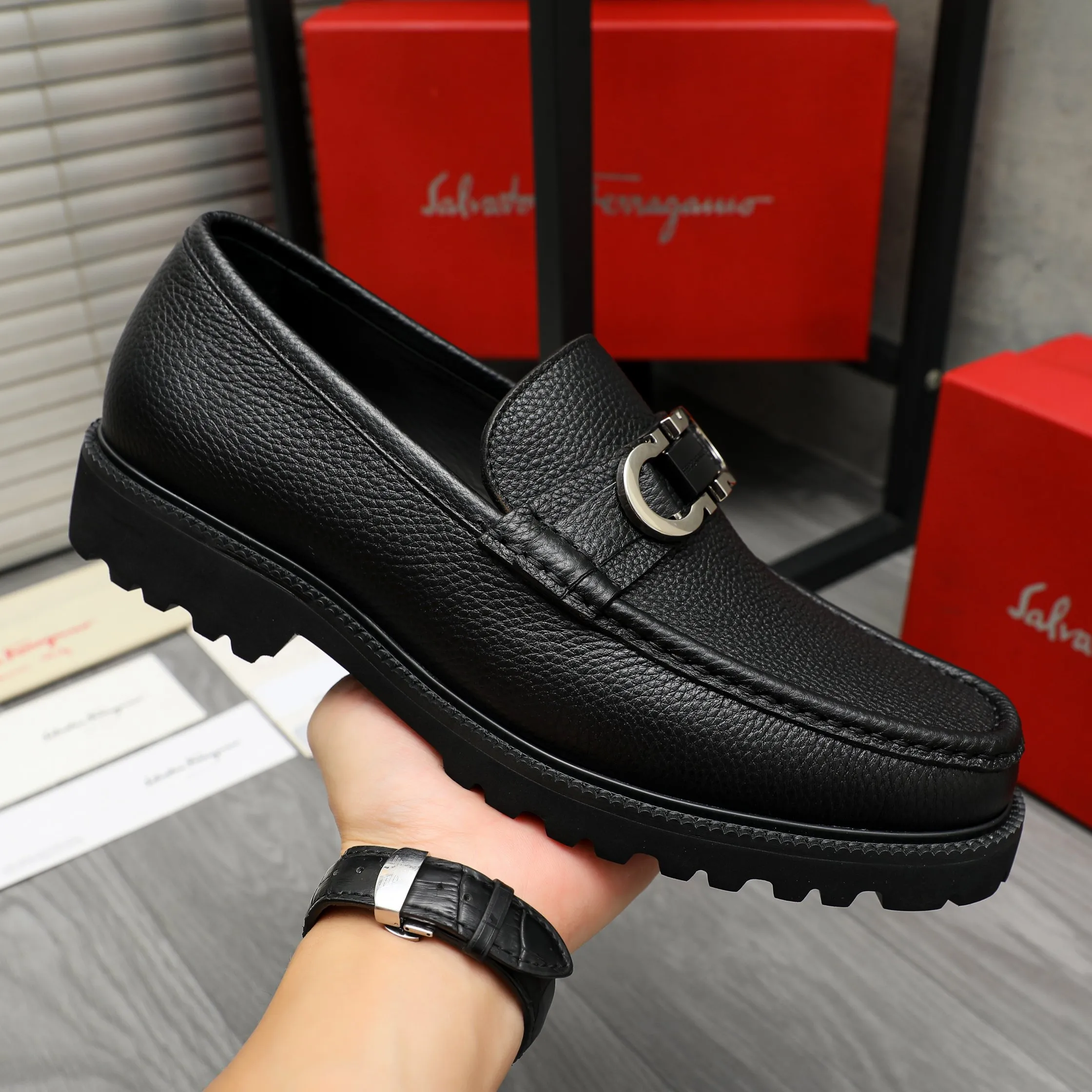 Men's shoes 💰540 Product trademark: Ferragamo "Ferragamo" business slip-on leather shoes Regular size: 38-44 (45.46 custom-made, non-returnable) Product materials: Selected high-quality small pebbled cowhide upper, cowhide lining, original outsole